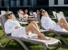 Hotel zadbał o wygodny odpoczynek na zewnątrz, nad wodą