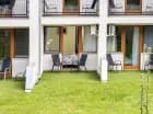 Pokoje mają własny balkon lub wyjście wprost na zewnątrz (te na parterze)