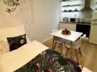Apartament 1-pokojowy także ma aneks kuchenny