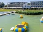 Hotel ma własny pomost i dmuchany park wodny w jeziorze