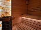 Można tutaj doznać relaksu w jacuzzi, saunie oraz na leżakach
