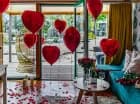 Przed przyjazdem można zamówić np. kwiaty, balony, dekorację płatkami róż