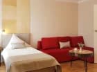 W apartamencie jest też salon z częścią wypoczynkową