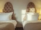 Hotel oferuje pokoje 2-osobowe oraz przestronne apartamenty