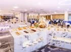 Posiłki są serwowane w restauracji bufetowej