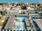 Resort znajduje się niespełna 300 m od plaży w Ustroniu Morskim
