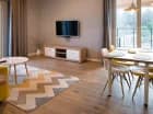 Większe apartamenty mają przestronny wielofunkcyjny salon