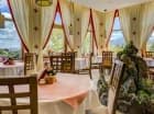 Przez duże okna restauracji można podziwiać panoramę Tatr