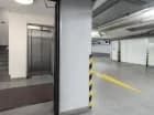 Goście wracają do hotelu z garażu wygodną nowoczesną windą