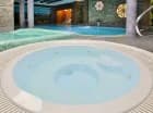 W strefie wellness obok basenu jest jacuzzi i brodzik dla dzieci