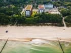 PINEA Resort Pobierowo jest położony tuż przy plazy