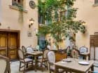 A na wewnętrznym patio utworzono nastrojową salę