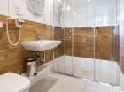 Do apartamentu przynależy prywatna nowoczesna łazienka