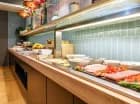 W hotelu każdego ranka przygotowywane jest śniadanie w formie bufetu