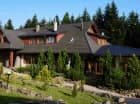 Hotel jest położony w otoczeniu beskidzkich lasów z dala od domostw