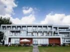 Wokół hotelu utworzono park z trawnikami, kępami wierzb i olsz oraz rzeźbami