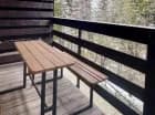 Pokój posiada balkon z ławkami i stolikiem
