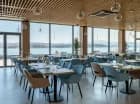 Panorama jeziora towarzyszy gościom nie tylko na basenach, ale i w restauracji
