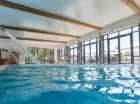 Jacuzzi znajduje się bezpośrednio obok basenu