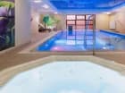 Do atrakcji SPA należy pięknie oświetlony basen i jacuzzi