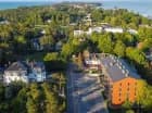 Apartamentowiec jest otoczony zielenią pomiędzy Bałtykiem i Jeziorem Jamno