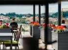 Na dachu hotelu mieści się nastrojowy taras