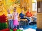 A dla najmłodszych w pełni wyposażoną salę zabaw z kącikiem gier