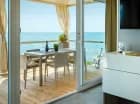 Amber Sea Luxury Sea View znajduje się wprost nad morzem