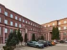 Na tyłach hotelu przygotowano parking dla gości