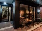 Hotel sąsiaduje z kawiarniami, barami, restauracjami, klubami