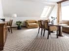 Apartament posiada sypialnię oraz salon z zestawem wypoczynkowym