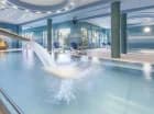 Posiada kryty basen ze stanowiskami do hydromasażu i przestronne jacuzzi