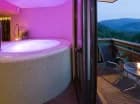 Tuż obok jacuzzi jest wyjście na balkon z malowniczym widokiem