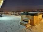 Na tarasie znajduje się zewnętrzne jacuzzi