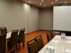 Na terenie obiektu jest dobrze wyposażona sala konferencyjna