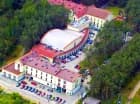 Hotel jest otoczony lasem