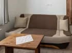 W pokoju dziennym stoi sofa
