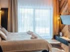 Apartamenty 2-os. mają łóżko i aneks kuchenny w tym samym pomieszczeniu