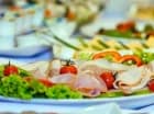 Śniadania są podawane w formie urozmaiconego bufetu szwedzkiego