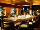 Vinoteka - jedna z antresol restauracji kusi ofertą czerwonych i białych win