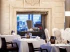 Duży, zabytkowy kominek ociepla atmosferę restauracji
