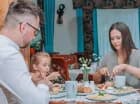 Śniadanie jest w formie bufetu, a obiadokolacja serwowana