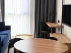 W salonie apartamentu jest rozkładana kanapa, która może służyć do spania