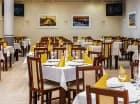 Restauracja jest przestronna i mieści wszystkich gości