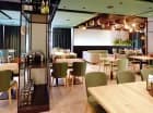 Wewnątrz apartamentowca znajduje się restauracja