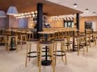 Z nowoczesnym wystrojem i bogatą kartą drinków