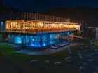 Restauracja posiada duży taras, z którego można podziwiać panoramę jeziora