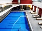 Sercem strefy wellness jest przestronny basen z jacuzzi