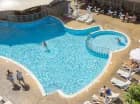 Hotel posiada dwa odkryte basen otoczone leżakami