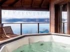 Jego atuty to prywatna sauna, jacuzzi na tarasie i wanna z hydromasażem